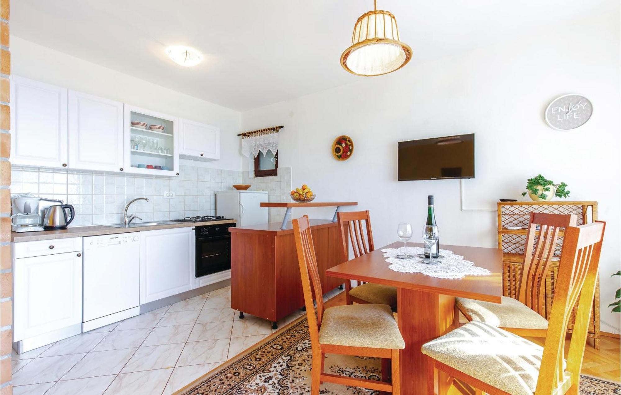 Stunning Apartment In Novi Vinodolski With Wifi 外观 照片
